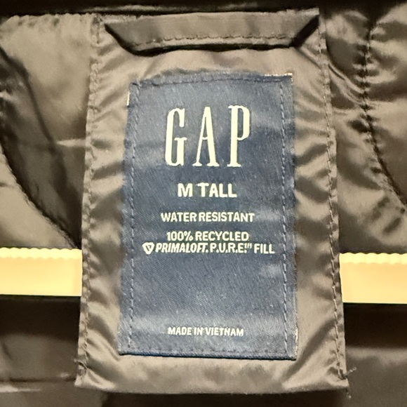 GAP Black Water-Resistant Vest - Picture 2 of 11